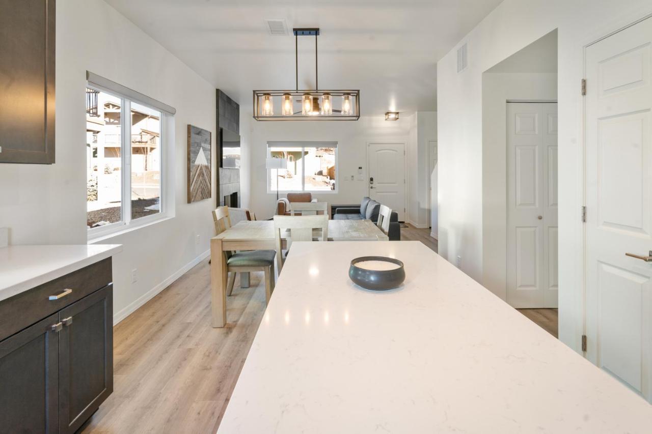 Flg Retreat - Modern Home With Mountain Views フラッグスタッフ エクステリア 写真