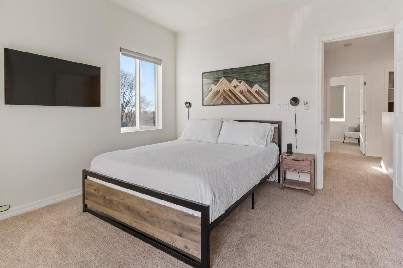 Flg Retreat - Modern Home With Mountain Views フラッグスタッフ エクステリア 写真